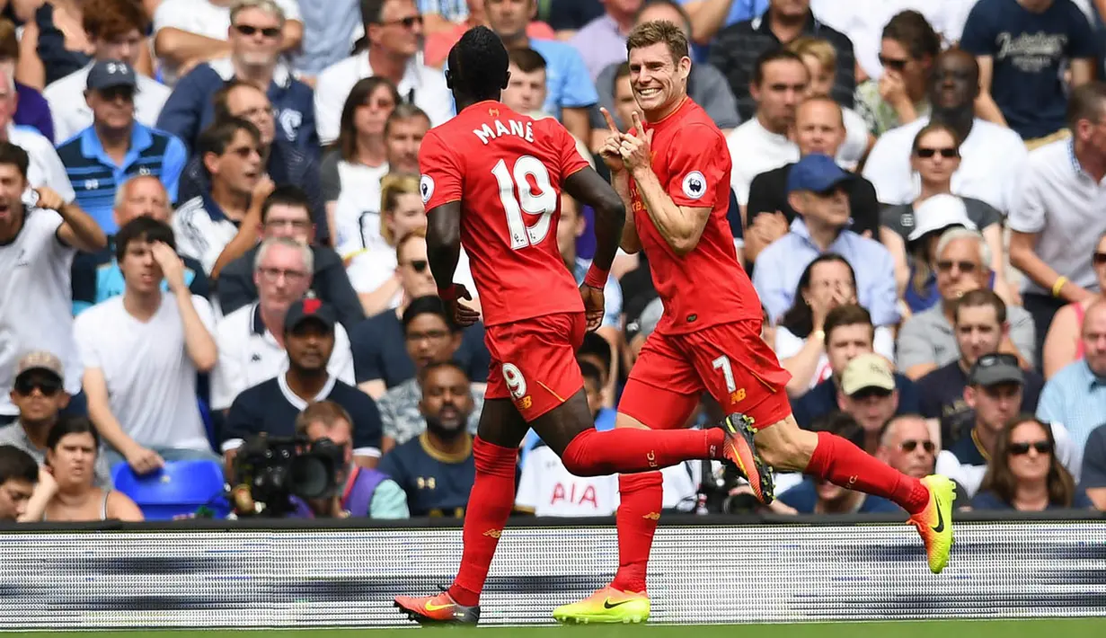Gelandang Liverpool, James Milner, merayakan gol yang dicetaknya ke gawang Tottenham. The Reds sempat unggul 1-0 berkat penalti Milner pada menit ke-43. (Reuters/Dylan Martinez)