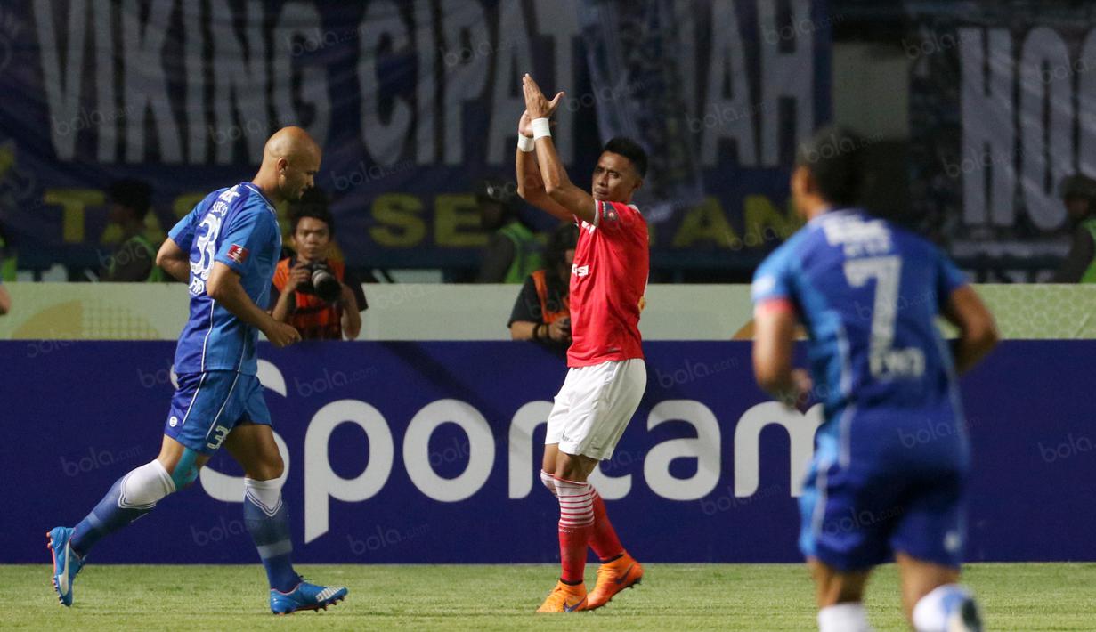 Maman Abdurahman memberikan tepuk tangan kepada Bobotoh atas sambutannya  pada laga Torabika SC 2016 antara Persib Bandung melawan Persija Jakarta di GBLA, Bandung, Sabtu (16/7/2016). (Bola.com/Nicklas Hanoatubun)