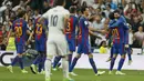 Pemain Barcelona, Lionel Messi (kana) merayakan golnya ke gawang Real Madrid bersama rekan-rekannya pada duel El Clasico di Santiago Bernabeu stadium, Madrid, Spanyol, Minggu, (23/4/2017). Barcelona menang 3-2. (AP/Francisco Seco)