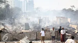 Suasana rumah semi permanent yang terbakar di kawasan Simprug belakang  Senayan City, Jakarta, Minggu (3/7). Dua RT yang terkena kebakaran berada RT 09 ada 125 KK dan RT 10 ada 160 KK. (Liputan6.com/Faizal Fanani)