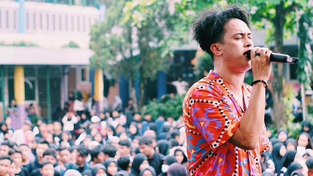 6 Potret Terbaru Rijja Abbas Pelantun ‘Butiran Debu’ yang Bikin Pangling