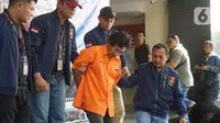 Tersangka kasus dugaan penyiraman air keras kepada sembilan wanita di tiga lokasi berbeda di Polda Metro Jaya, Jakarta, Sabtu (16/11/2019). Polisi menangkap seorang tersangka dengan barang bukti pakaian korban, padatan soda api, cairan zat kimia, serta rambut korban. (Liputan6.com/Immanuel Antonius)