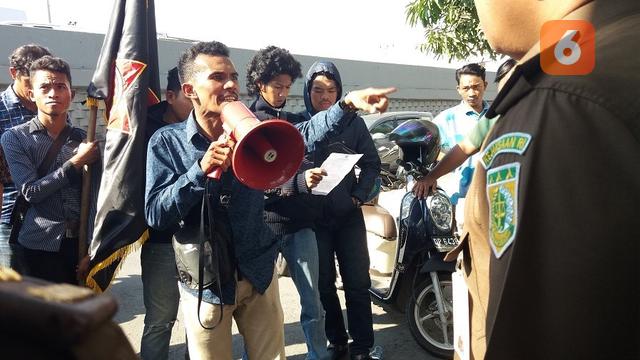 Aktivis mahasiswa berunjuk rasa menagih kejelasan kasus dugaan suap proyek DAK untuk Kabupaten Bulukumba di Kantor Kejati Sulsel (Liputan6.com/ Eka Hakim)
