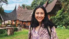 Sejak memulai karier dari kecil hingga saat ini, Sherina dikenal sebagai perempuan dengan potongan rambut sebahu. Jika diperhatikan, Sherina hanya beberapa kali saja mengubah gaya rambutnya. Beberapa waktu lalu, Sherina pernah mengubah rambutnya menjadi lebih pendek. (Liputan6.com/IG/@sherinasinna)