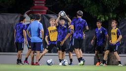 Sejumlah pemain Timnas Argentina U-17 melakukan latihan resmi jelang perebutan peringkat ketiga Piala Dunia U-17 2023 melawan Timnas Mali U-17 di Stadion Manahan, Solo, Jawa Tengah, Kamis (30/11/2023). (Bola.com/Bagaskara Lazuardi)
