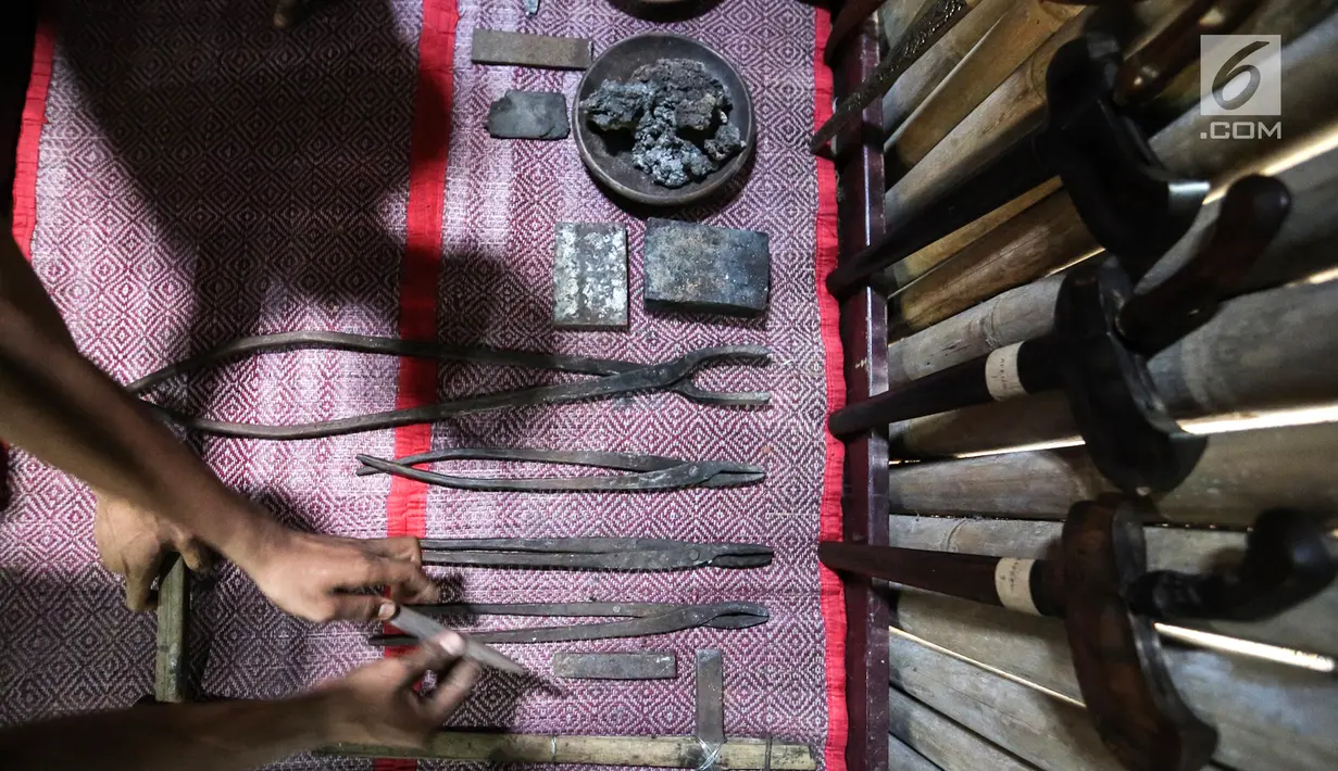 Empu Afrizal Fadli Azizi memegang keris Gagrag Banyumasan di Besalen Kyai Sela Pamujan Karangklesem, Banyumas, Jawa Tengah, Senin (22/4). Baselan atau bengkel keris mampu memproduksi tiga jenis keris Ageman, Tayuhan dan Cinderamata dengan lama pengerjaan 1 bulan-1 tahun. (Liputan6.com/Fery Pradolo)
