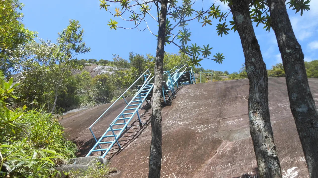 6 Fakta Menarik Gunung Kelam yang Merupakan Batu Raksasa Monolit di ...