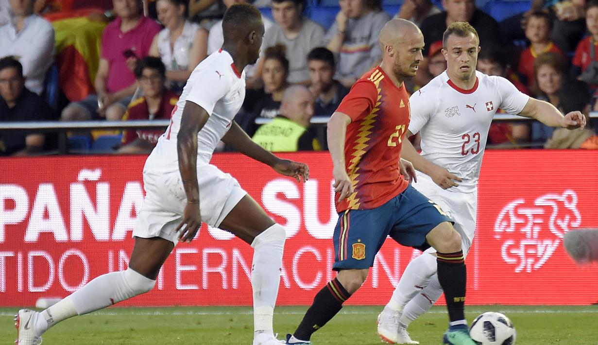 Gelandang Spanyol, David Silva, menggiring bola saat melawan Swiss pada laga persahabatan di Stadion La Ceramica, Vila-real, Minggu (3/6/2018). Kedua negara bermain imbang 1-1. (AFP/Jose Jordan)