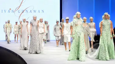 Sejumlah model memperagakan busana rancangan Ivan Gunawan yang bertema "Thalassa" pada ajang Indonesia Fashion Week 2015 di JCC Senayan, Jakarta, Kamis (26/2). (Liputan6.com/Panji Diksana)