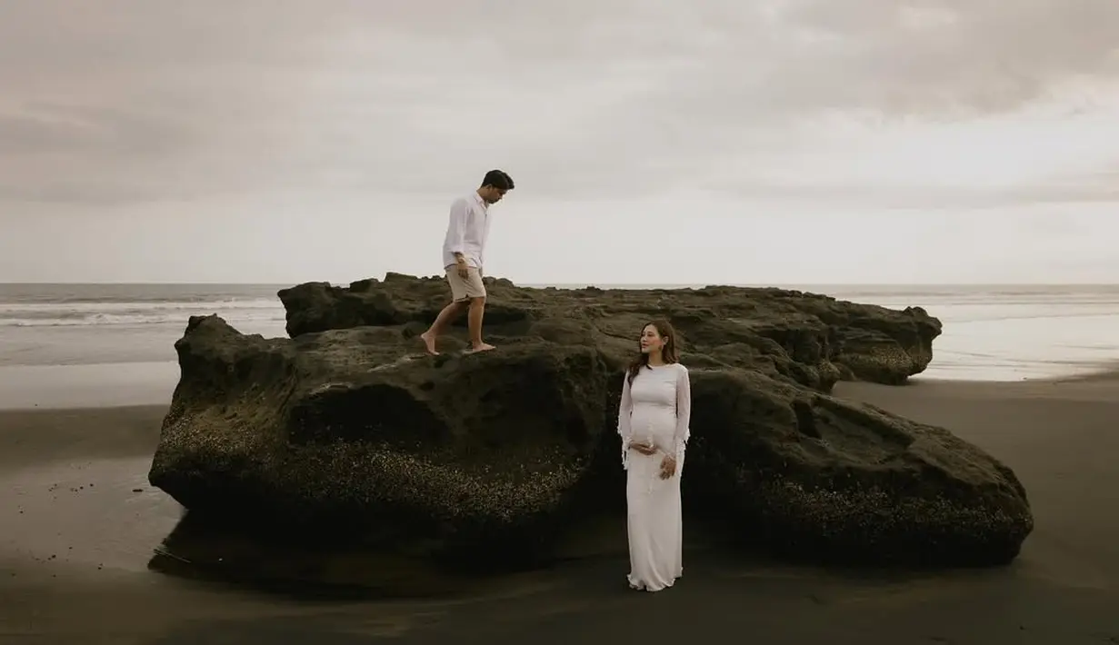 Lengan lonceng yang menjuntai menambahkan sentuhan romantis, sementara desain leher rendah dengan potongan lembut memperkuat kesan feminin dan modern. [@aaliyah.massaid].