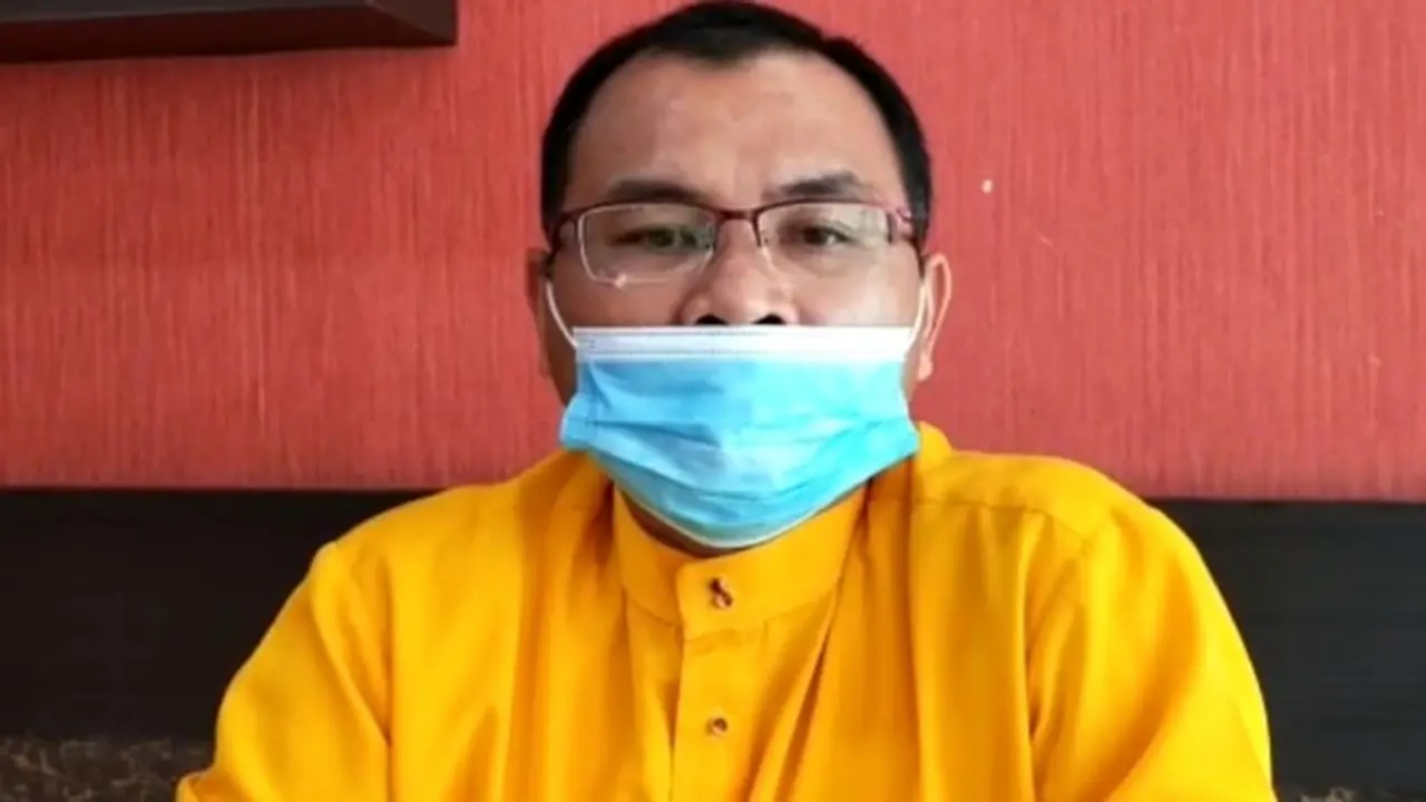 Rektor Universitas Lancang Kuning Pekanbaru Dr Junaidi memberi keterangan terkait video viral pembuangan skripsi dari perpustakaan.