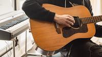Ilustrasi Bermain Gitar Credit: pexels.com/Wendy
