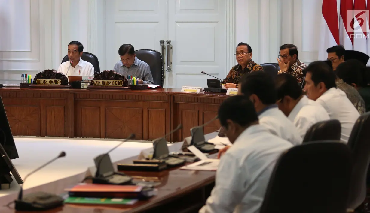 Presiden Joko Widodo (kiri) memberi pernyataan saat memimpin rapat terbatas di kantor presiden, Jakarta, Selasa (22/5). Jokowi menegaskan bahwa terorisme merupakan kejahatan luar biasa terhadap negara, bangsa, dan kemanusiaan. (Liputan6.com/Angga Yuniar)