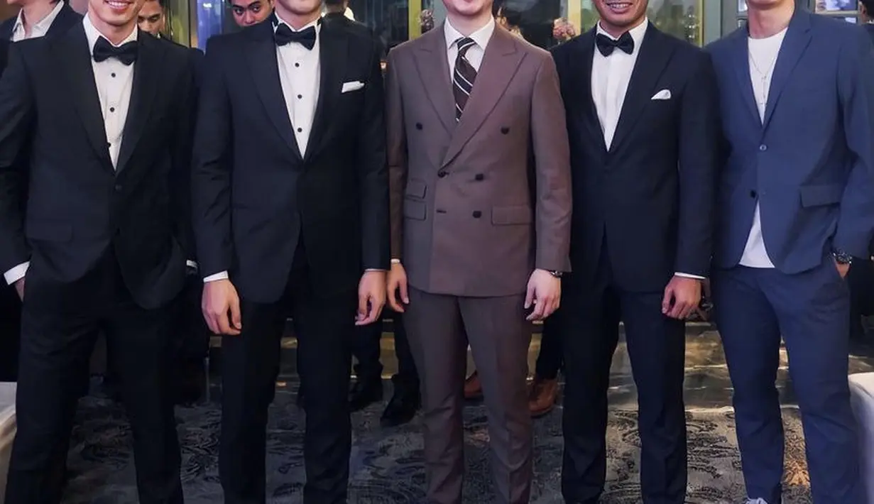 Jonatan Christie tampil dengan setelan jas warna biru dipadukan inner t shirt putih. Sementara itu, Rian Ardianto mengenakan tuxedo hitam lengkap dengan dasi kupu-kupunya. @jonathanwongso.