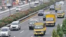 Sejumlah truk melintas di ruas Tol Dalam Kota Cawang-Pluit, Jakarta, Rabu (8/8). Mulai 18 Agustus-2 September 2018 atau selama perhelatan Asian Games, Pemprov DKI menerapkan pembatasan truk golongan III, IV, dan V. (Merdeka.com/Iqbal S. Nugroho)