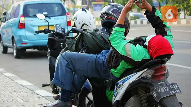 Ojol Menanti Order di Masa PSBB