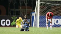 Ucapan Syukur pemain Madura United, Engelberd Sani usai timnya tundukkan Persija Jakarta pada lanjutan Liga 1 2017 di Stadion Patriot, Bekasi, Kamis (4/5/2017). Persija kalah dari Madura United 0-1. (Bola.com/Nicklas Hanoatubun)