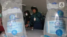 Untuk air zamzam pada tahun ini para jemaah memperoleh 10 liter air zamzam. Setibanya di asrama haji debarkasi (Asrama Haji Pondok Gede) menerima 5 liter air zamzam. (merdeka.com/imam buhori)