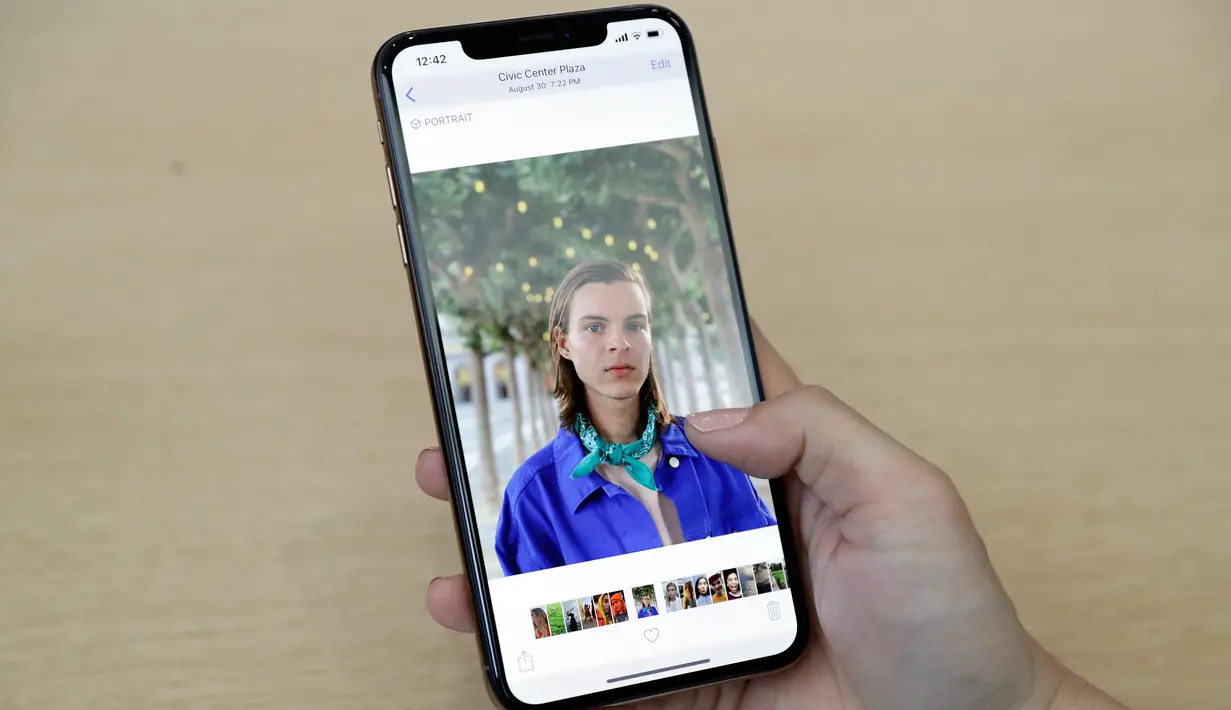 Pengunjung mencoba iPhone XS Max saat peluncuran produk baru Apple di Apple Headquarters, Cupertino, California (12/9). (AP Photo/Marcio Jose Sanchez)