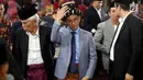 Putra sulung Jokowi, Gibran Rakabuming  bersiap menari Tortor saat acara adat pernikahan Kahiyang Ayu dan Bobby Nasution di Bukit Hijau Regency Taman Setia Budi (BHR Tasbi), Medan (24/11). (Liputan6.com/Pool/Media Center)
