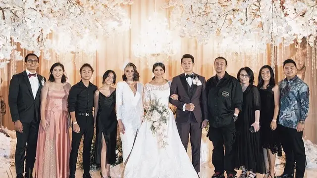 7 Gaya Agnez Mo Kondangan di Pernikahan Greysia Polii Ini Curi Perhatian