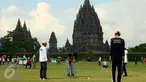 Peserta mengikuti Turnamen Gateball Prambanan Open 2 di Candi Prambanan, Yogyakarta, Sabtu, (7/5/2016). Turnamen di selenggarakan untuk manyambut peringatan satu abad kabupaten Sleman. (Boy Harjanto)