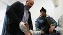 Dalam waktu kurang dari dua dekade sekitar 8.367 pasien dari berbagai negara Timur Tengah yang sedang berkonflik, seperti Irak, Yaman, Palestina, Sudan, Libya dan Suriah, mendapat perawatan.di Rumah Sakit Al-Mosawah di di Amman, Yordania. (Khalil MAZRAAWI/AFP)