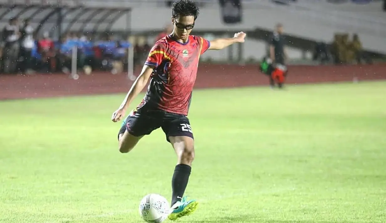 Alam terlihat sangat senang bermain bola. Gayanya saat tendang bola ini bak pemain profesional. Foto ini pun banjir pujian dari warganet yang terkesima dengan sosok Alam Ganjar yang dinilai sosok yang cerdas. (Liputan6.com/IG/alamganjar)