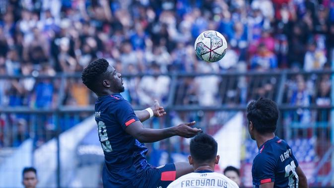 <p>Striker Arema FC Abel Camara dalam pertandingan melawan PSIS Semarang pada leg kedua semifinal Piala Presiden 2022 di Stadion Kanjuruhan, Malang, Jawa Timur, Senin (11/7). Arema FC menang 2-1 dan lolos ke final dengan agregat 4-1. (foto: Twitter @AremafcOfficial)</p>