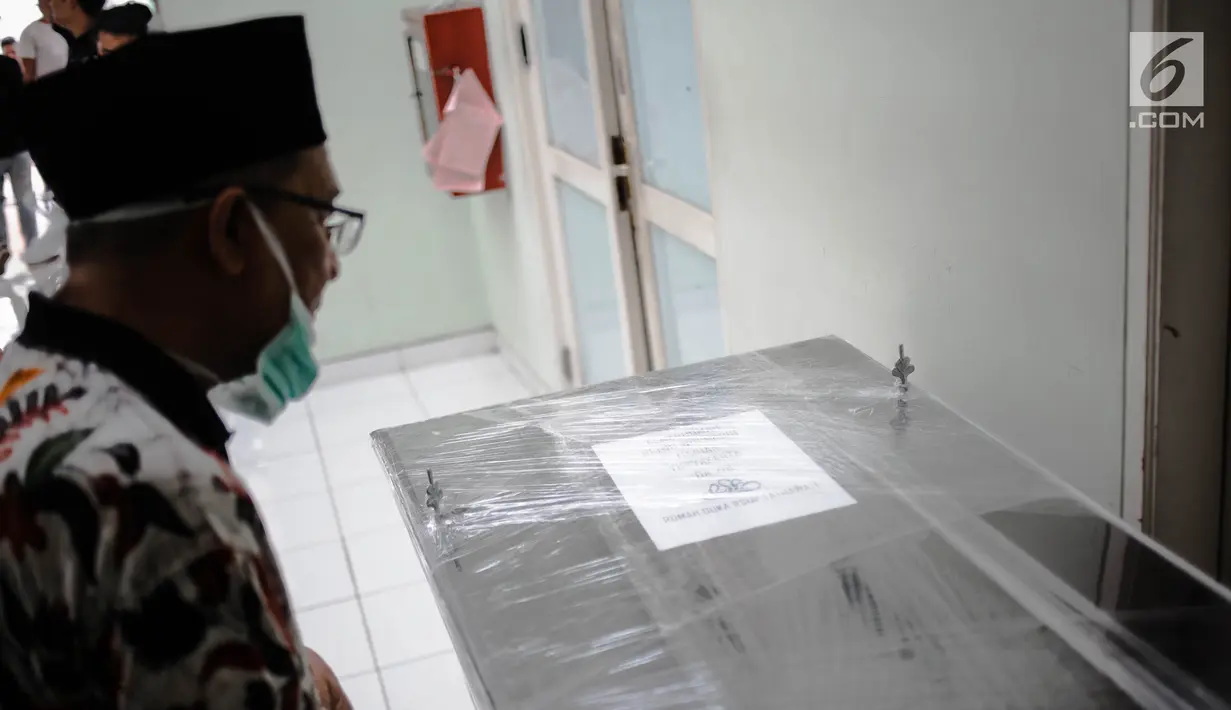 Kerabat melihat peti jenazah ibunda Roro Fitria, Raden Retno Winingsih di Rumah Sakit Fatmawati, Jakarta, Senin (15/10). Sebelum meninggal dunia, ibunda Roro Fitria mengalami sesak napas dan harus dilarikan ke rumah sakit. (Liputan6.com/Faizal Fanani)