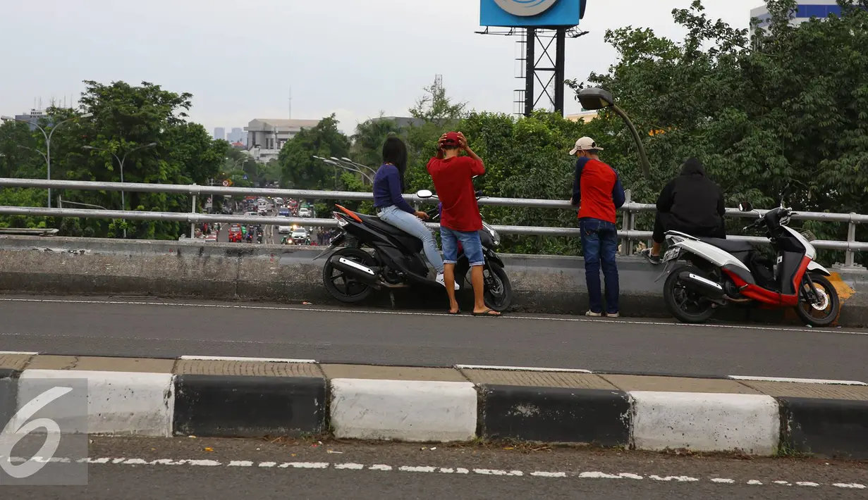 Sejumlah remaja berkumpul di atas jalan layang Pasar Rebo, Jakarta, Sabtu (14/1). Menurut warga sekitar, bahwa tempat tersebut memang kerap dijadikan arena nongkrong muda-mudi. (Liputan6.com/Immanuel Antonius)