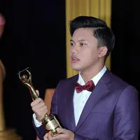 Rizky tidak menyangka dirinya bisa berdiri diatas panggung dan mendapatkan piala. Sebelumnya, ia mengaku hanya bisa melihat dari layar kaca dan berangan-angan. (Deki Prayoga/Bintang.com)