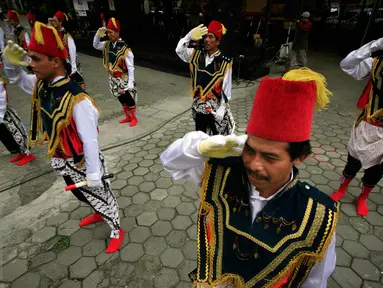 Sejumlah penari membawakan tarian Badui Al Muin pada Gelar Seni taman Budaya Yogyakarta, Jumat (18/3). Gelar seni yang menampilkan kesenian tradisonal kabupaten-kota Se DIY akan berlangsung hingga 20 Maret 2016. (Liputan6.com/Boy Harjanto)