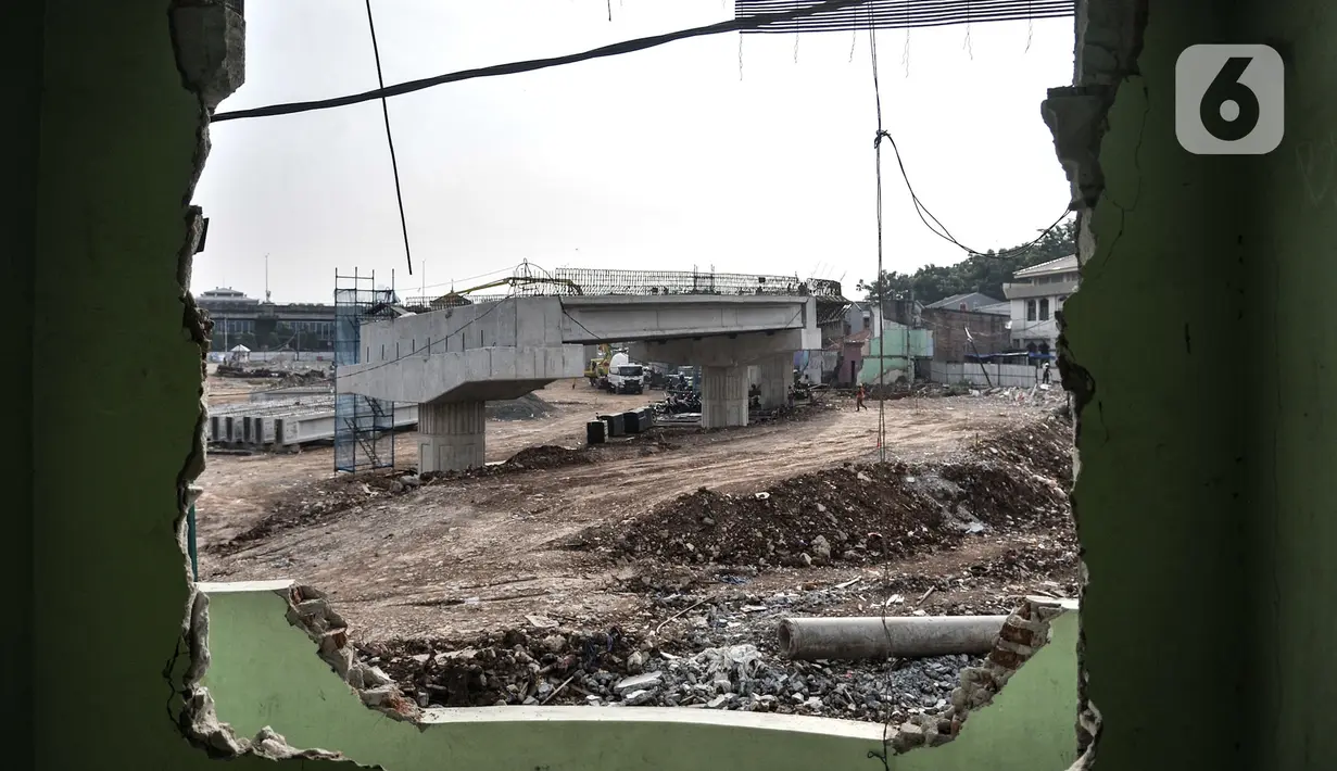 Suasana proyek pembangunan Tol Becakayu seksi 1A di kawasan Pasar Gembrong, Jakarta, Selasa (14/7/2020). Proyek pembangunan Tol Becakayu seksi 1A rute Kampung Melayu-Cipinang Muara sepanjang 3,5 kilometer tersebut molor dari target. (merdeka.com/Iqbal S. Nugroho)