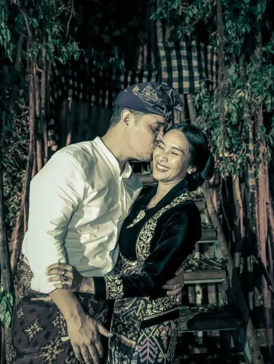 Happy Salma, mendapat kecupan sayang dari sang suami, Tjokorda Bagus, usai sukses menggelar sebuah pertunjukan besar. (Foto: Instagram/@tjokgus)
