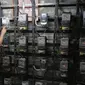 Warga mengecek meteran listrik di rusun tempat tinggalnya,  Jakarta, Rabu (13/4). Tarif listrik untuk golongan rumah tangga (R1) 900VA akan naik sebesar 140% mulai 1 Juli 2016. (Liputan6.com/Angga Yuniar)