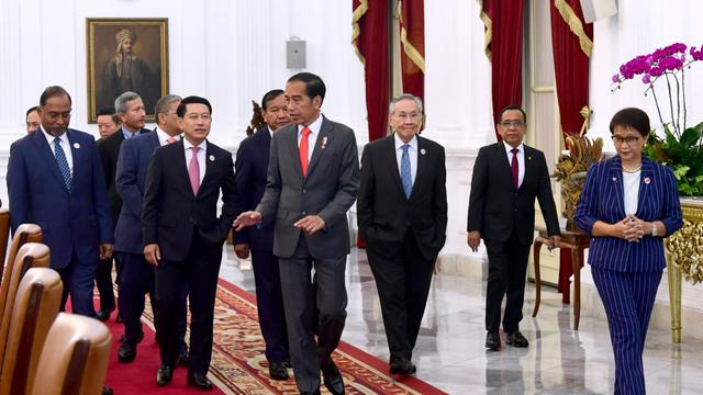 Presiden Jokowi menerima kunjungan kehormatan para Menlu ASEAN dan Sekjen ASEAN, di Istana Merdeka Jakarta, Jumat (3/2/2023).