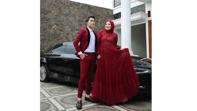 Kenakan Busana Senada, Ini 6 Pemotretan Elly Sugigi dan Aditya Gumelar Bak Prewedding