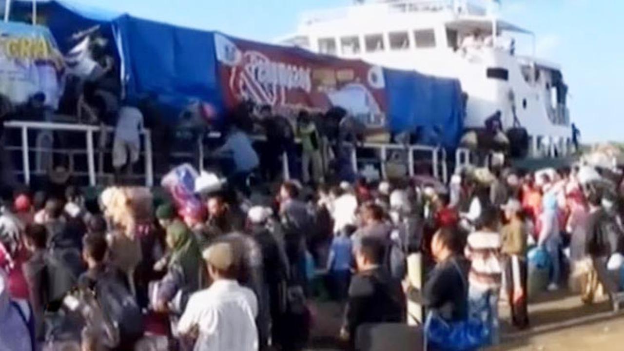 Ribuan Pemudik Berebut Naik Kapal mudik Gratis di Madura