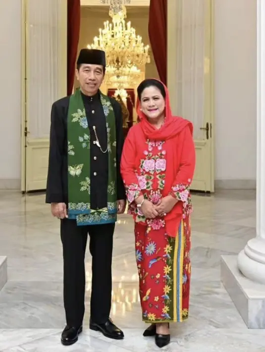 Ibu Iriana mengenakan kebaya encim warna merah dengan aksen bordiran bunga dari Roemah Kebaya Vielga, dipadukan dengan kain batik merah. [Instagram/@jokowi]