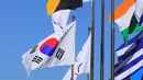 Bendera nasional Korea Utara berkibar bersama bendera negara-negara lain di desa atlet di Pyeongchang, Korea Selatan (1/2). Olimpiade Musim Dingin 2018 akan digelar antara tanggal 9 dan 25 Februari 2018. (AFP Photo/Yonhap)