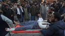 Orang-orang mendorong tandu yang membawa seorang korban yang terluka setelah ledakan di sebuah masjid di dalam markas besar polisi, di sebuah rumah sakit di Peshawar, Pakistan, Senin (30/1/2023). Sedikitnya 32 orang tewas dan 150 lainnya luka-luka dalam pemboman di sebuah masjid di kota Peshawar, Pakistan. (Zafar IQBAL/AFP)