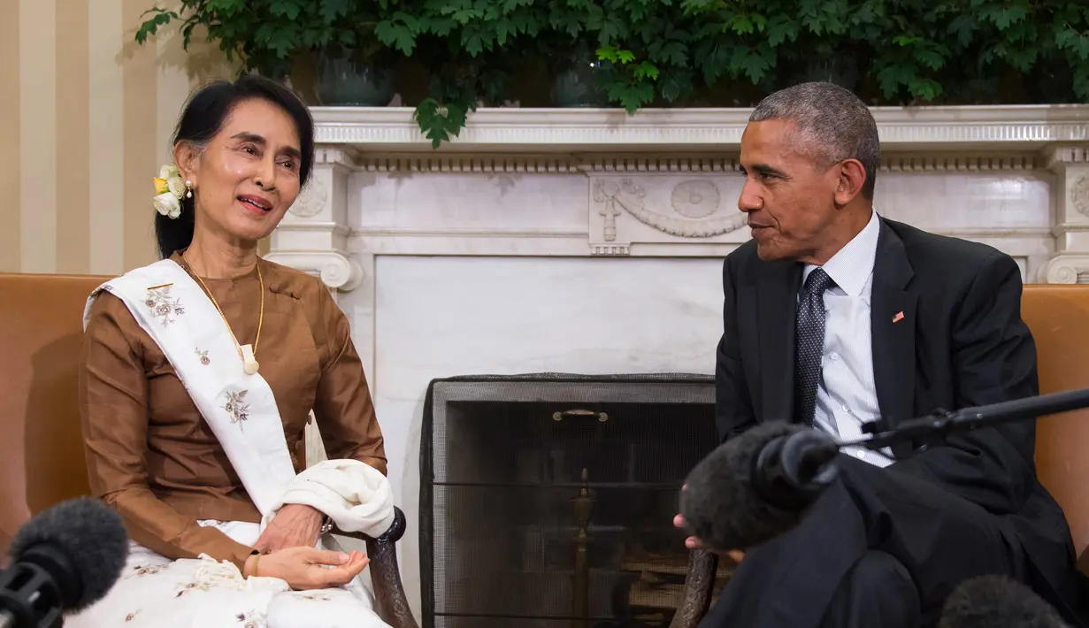 Pemimpin Myanmar Aung San Suu Kyi berbincang dengan Presiden AS, Barack Obama dalam pertemuan bilateral di Gedung Putih, Rabu (14/9). Amerika Serikat diketahui tahun lalu mulai mencabut berbagai sanksi yang diberikan kepada Myanmar.  (Jim Watson/AFP)