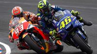 Detik-detik ketika Marc Marquez (kiri) menyenggol Valentino Rossi (Twitter/MotoGP).