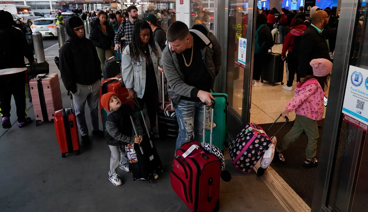 Wisatawan memasuki terminal untuk check-in di konter tiket Delta di Bandara Internasional Los Angeles, Los Angeles, Amerika Serikat, 19 Desember 2022. Liburan Natal dan Tahun Baru bagi sebagian warga Amerika Serikat dan Eropa tahun ini menghadirkan kekhawatiran karena tekanan ekonomi. (AP Photo/Jae C. Hong)