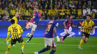 Gelandang Barcelona, Frenkie De Jong, dan pemain Borussia Dortmund, Julien Duranville (kiri), berebut bola saat berjibaku pada leg kedua perempat final Liga Champions 2024/2025 di  Dortmund, Rabu (16/4/2025) dini hari WIB. (Pau Barrena/AFP)