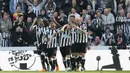 Para pemain Newcastle United merayakan gol Matt Ritchie pada lanjutan Premier League di St James' Park, Newcastle, (15/4/2018). Newcastle menang 2-1. (Owen Humphreys/PA via AP)