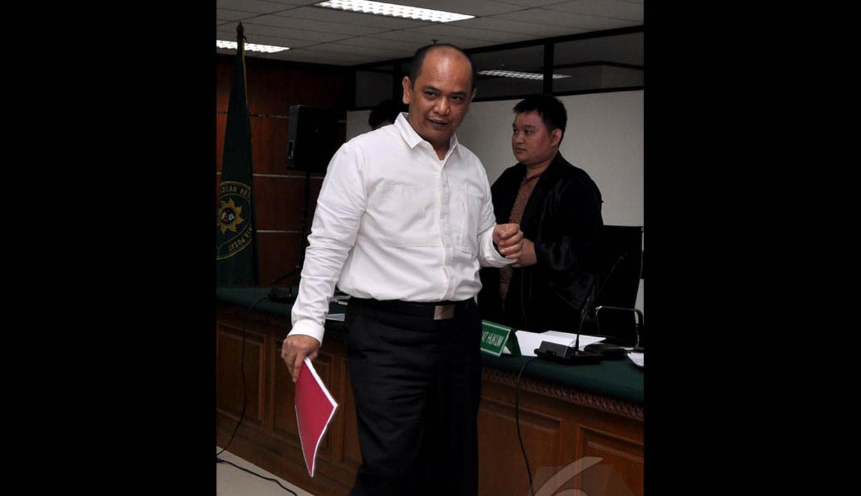 Gulat Manurung saat menjalani sidang dengan agenda pembacaan dakwaan oleh Jaksa Penuntut Umum (JPU) KPK di Pengadilan Tipikor Jakarta, Senin (15/12/2014). (Liputan6.com/Miftahul Hayat)