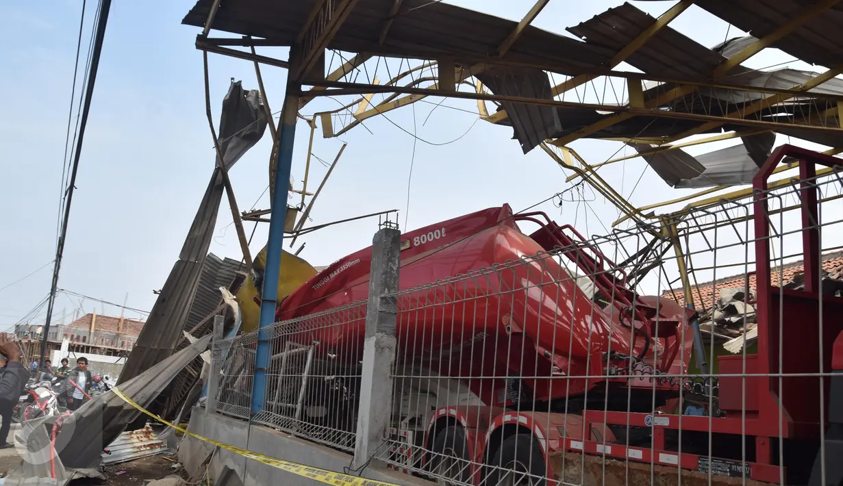 Sebuah truk pengangkut Bahan Bakar Minyak (BBM) yang hancur akibat meledak di garasi PT Darma Sentana Putra di Jalan Kawasan Industri Terboyo, Semarang, Rabu, ( 9/11). Truk yang meledak tersebut berkapasitas 8.000 liter premium. (Liputan6.com/Gholib)