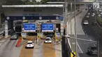 Antrean kendaraan di Gerbang Tol Ciledug I, Jakarta, Senin (18/6). Badan Pengatur Jalan Tol (BPJT) Kementerian PUPR memberlakukan perubahan tarif Tol Jakarta Outer Ring Road (JORR) mulai tanggal 20 Juni 2018. (Liputan6.com/Angga Yuniar)